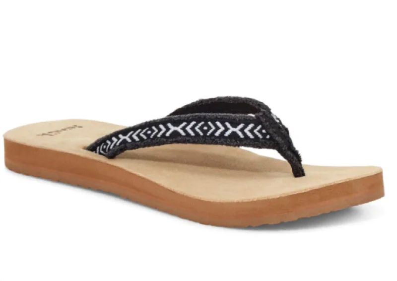 Fraidy Tribal Flip Flop In Black/white