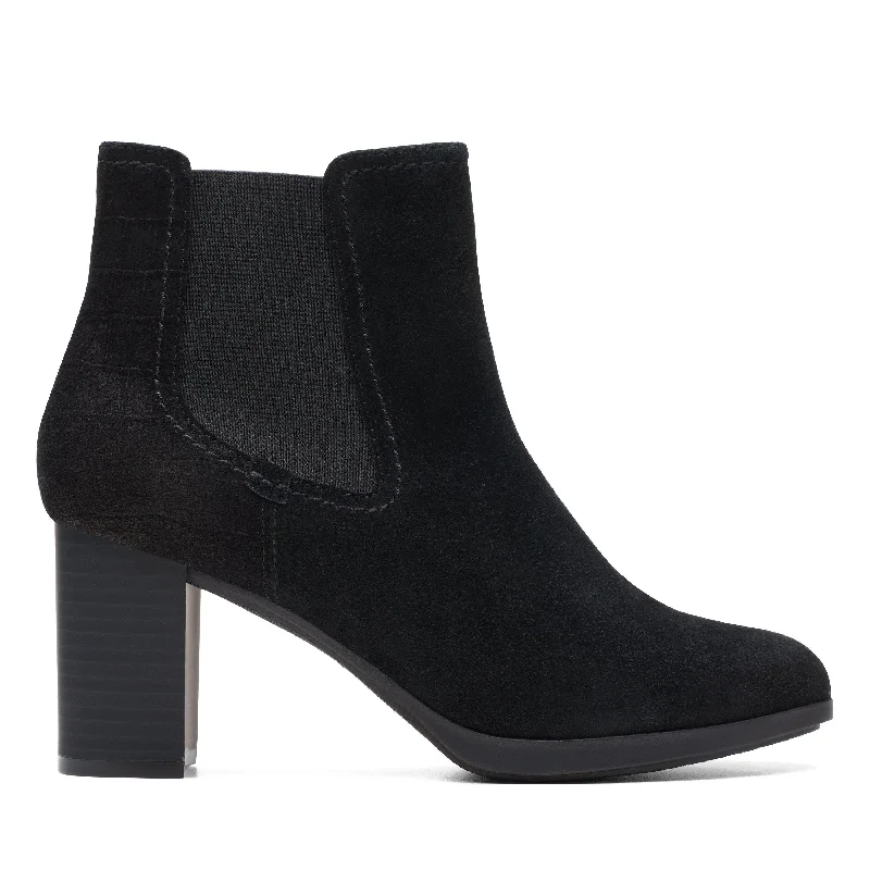 Clarks Bayla Rose in Black Suede