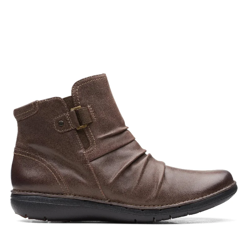 Clarks Un Loop Top in Brown Leather