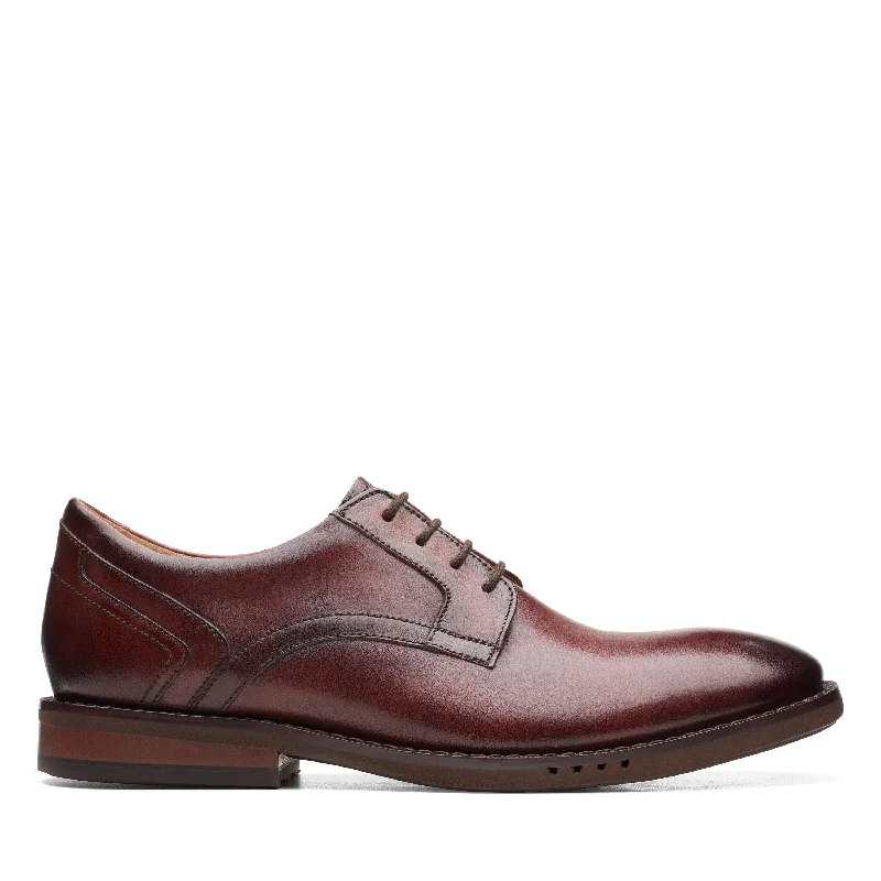 Men's Classic Shoes Clarks Un Hugh Lace in Brown Leather